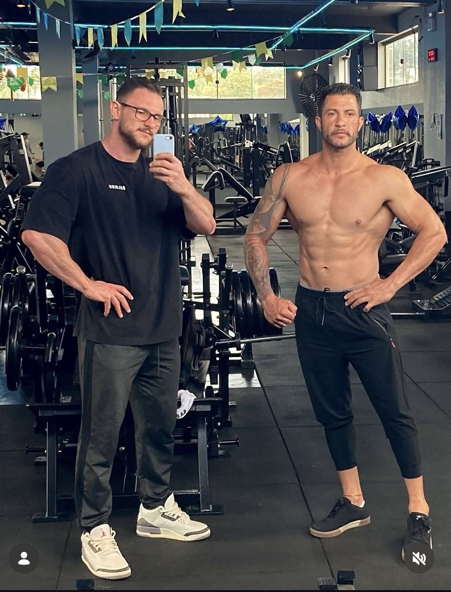 Maicon Rossi acompanhando aluno na academia