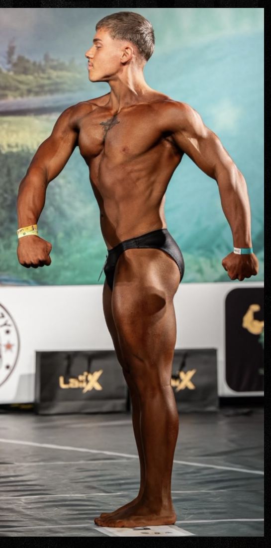Depois: aluno no palco da primeira competição